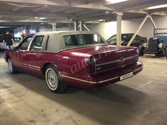 1993 Lincoln Town Car II, красный - вид 5