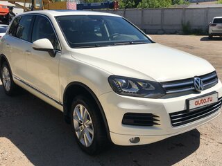 2010 Volkswagen Touareg II, белый, 2149000 рублей, вид 2