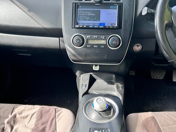 2013 Nissan Leaf (EM57) I (ZE0/AZE0), серый, 820000 рублей - вид 23