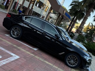 2019 BMW 5 серии 520d VII (G30/G31/G38), чёрный, 3199999 рублей, вид 2