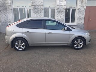 2010 Ford Focus II Рестайлинг, серебристый, 680000 рублей, вид 3