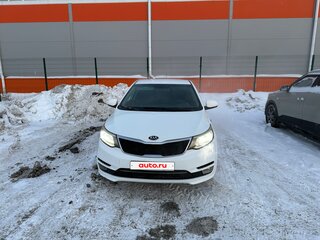 2016 Kia Rio III Рестайлинг, белый, 900000 рублей, вид 1
