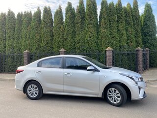 2022 Kia Rio IV Рестайлинг, серебристый, 1560000 рублей, вид 2