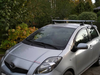 2010 Toyota Yaris II Рестайлинг, серебристый, 1500000 рублей, вид 3