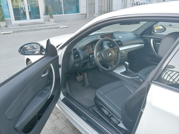 2009 BMW 1 серии 123d I (E81/E82/E87/E88) Рестайлинг, белый - вид 4