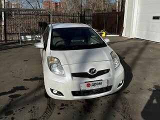 2009 Toyota Vitz II (XP90), белый, 650000 рублей, вид 1