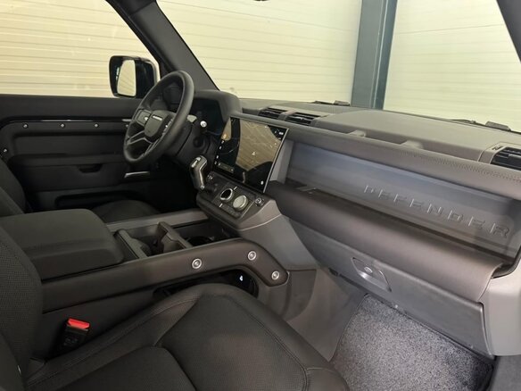 2026 Land Rover Defender 110 II, чёрный - вид 12