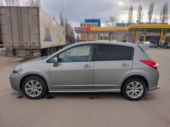 2011 Nissan Tiida I Рестайлинг, серый, 800000 рублей - вид 3