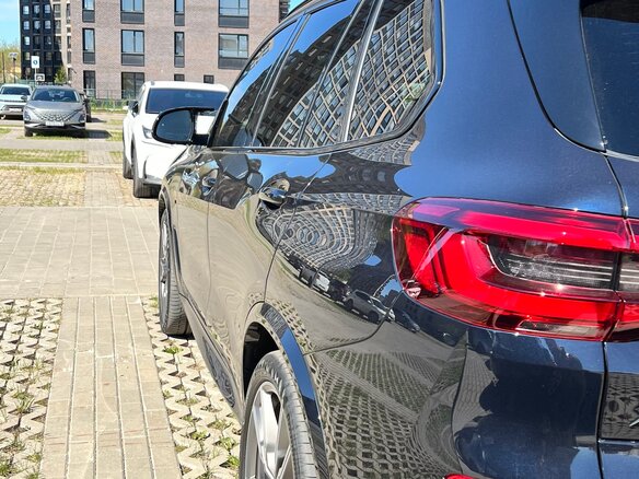 2020 BMW X5 M50d IV (G05/G18), коричневый, 7200000 рублей - вид 7
