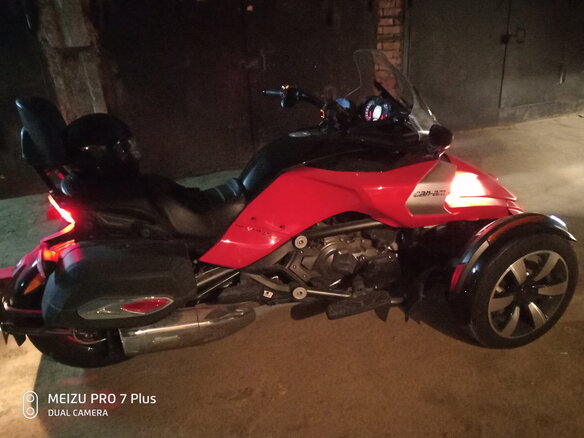 2015 BRP Can-Am Spyder, красный