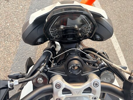 2024 Triumph Street Triple, белый, 1150000 рублей, вид 4