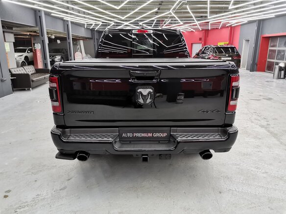2019 Ram 1500 Crew Cab V, чёрный - вид 4