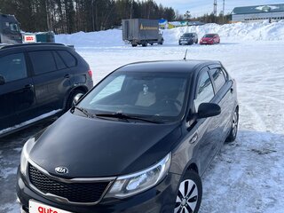 2015 Kia Rio III Рестайлинг, чёрный, 960000 рублей, вид 3