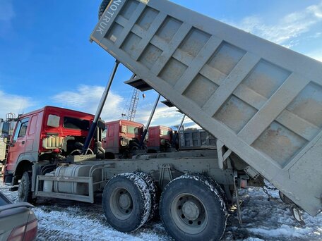 2021 Sinotruk Howo ZZ3327, красный, 4500000 рублей, вид 2