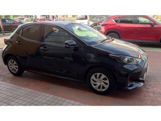 2020 Toyota Yaris IV, чёрный, 810000 рублей, вид 3