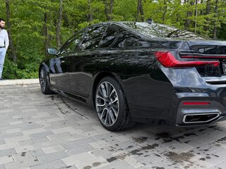 2022 BMW 7 серии 740i VI (G11/G12) Рестайлинг, чёрный, 7700000 рублей, вид 3