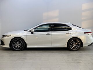 2021 Toyota Camry VIII (XV70) Рестайлинг, белый, 4200000 рублей, вид 4