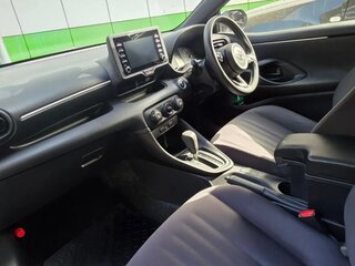 2021 Toyota Yaris IV, серебристый, 1200000 рублей, вид 5