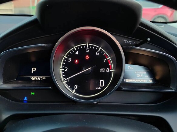2020 Mazda 2 III (DJ) Рестайлинг, красный, 1400000 рублей - вид 5