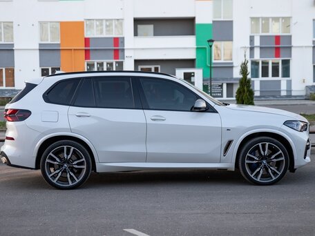2019 BMW X5 M50d IV (G05/G18), белый, 4900000 рублей, вид 4