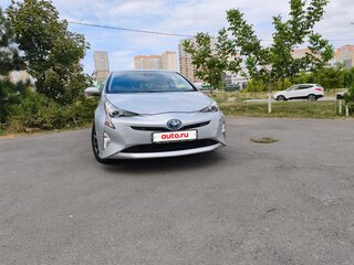 2017 Toyota Prius IV (XW50), серебристый, 1950000 рублей, вид 3