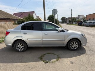 2009 Kia Rio II Рестайлинг, серебристый, 600000 рублей, вид 4