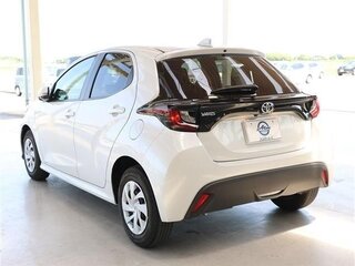 2023 Toyota Yaris IV, белый, 750000 рублей, вид 5