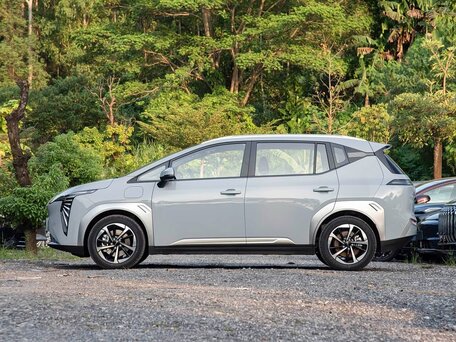 2025 Aion Y Plus 68.2 kWh, серый, 1710000 рублей, вид 4