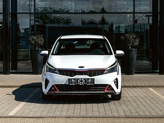 2021 Kia Rio IV Рестайлинг, белый, 1800000 рублей, вид 1