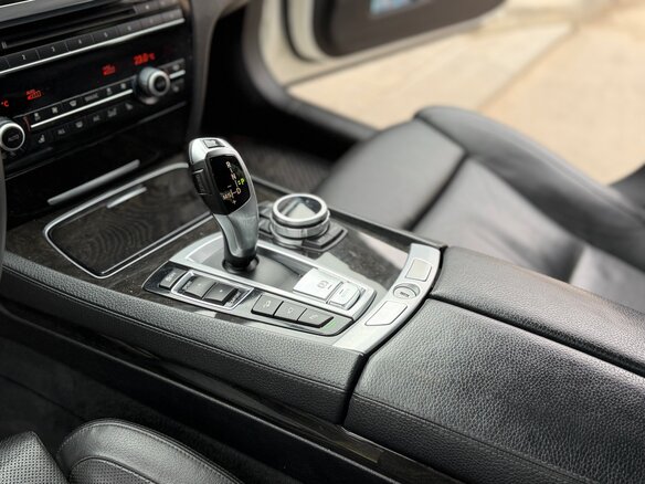 2013 BMW 7 серии 740d xDrive V (F01/F02/F04) Рестайлинг, белый, 2088000 рублей - вид 26