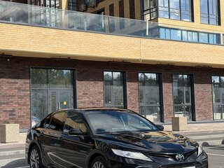 2021 Toyota Camry VIII (XV70) Рестайлинг, чёрный, 3450000 рублей, вид 2