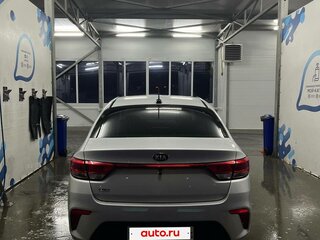 2019 Kia Rio IV, серебристый, 1300000 рублей, вид 4