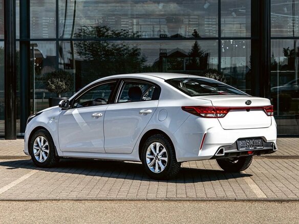 2021 Kia Rio IV Рестайлинг, белый - вид 5