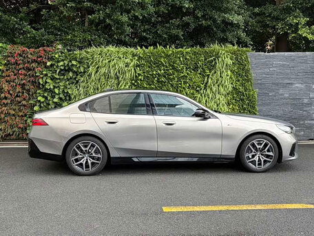2025 BMW 5 серии 525i VIII (G60/G61/G68), бежевый, 5490000 рублей, вид 4
