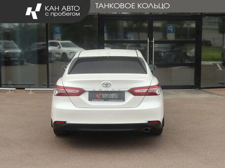 2022 Toyota Camry VIII (XV70) Рестайлинг, белый, 3250000 рублей, вид 4