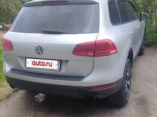 2011 Volkswagen Touareg II, серебристый, 1300000 рублей, вид 3