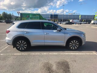 2019 Volkswagen Touareg III, серебристый, 4050000 рублей, вид 3