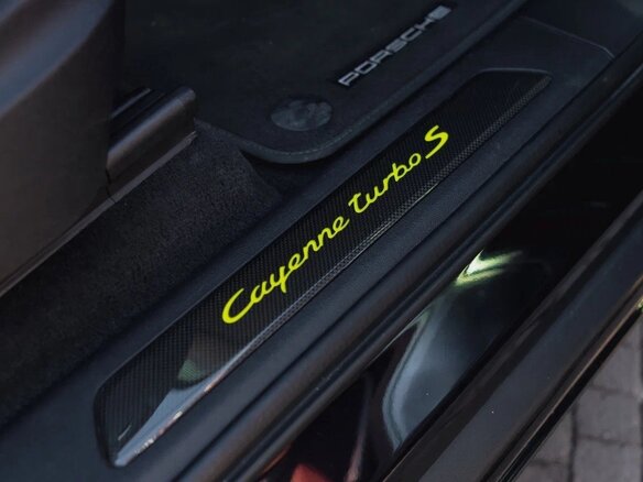 2020 Porsche Cayenne Turbo S E-Hybrid III, чёрный, 13000000 рублей - вид 19