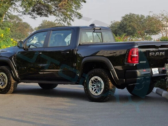 2026 Ram 1500 RHO V Рестайлинг, чёрный - вид 2