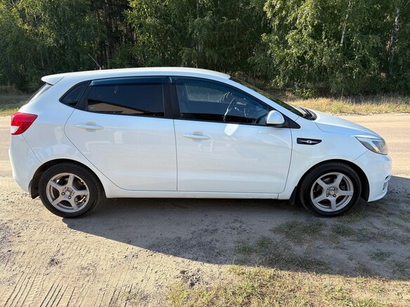 2015 Kia Rio III Рестайлинг, белый - вид 4