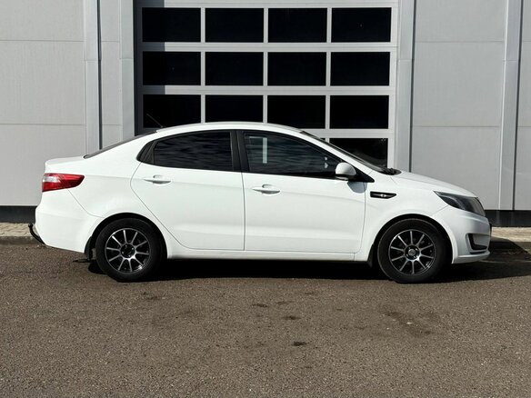 2015 Kia Rio III Рестайлинг, белый, 740000 рублей - вид 5