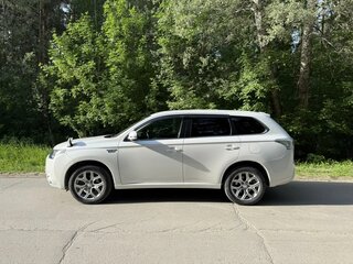 2014 Mitsubishi Outlander PHEV III Рестайлинг, белый, 1600000 рублей, вид 4