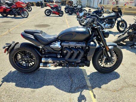 2022 Triumph Rocket 3, чёрный, 1688566 рублей, вид 1