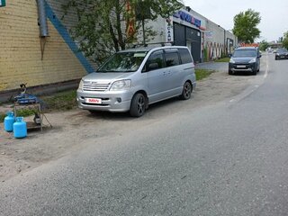 2002 Toyota Noah I (R60), серый, 800000 рублей, вид 2
