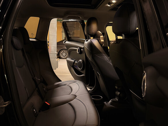 2020 Mini Hatch Cooper III (F55/F56) Рестайлинг, чёрный - вид 4