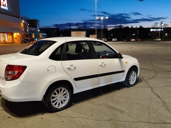 2013 Lada (ВАЗ) Granta I, белый, 450000 рублей - вид 23