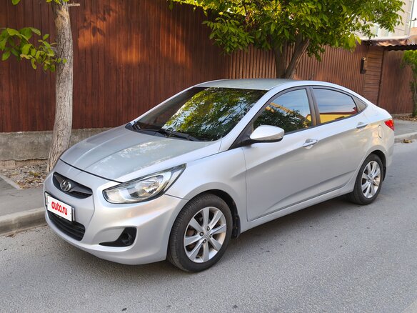 2011 Hyundai Solaris I, серебристый, 630000 рублей