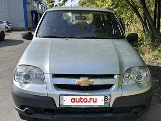 2011 Chevrolet Niva I Рестайлинг, серебристый, 455000 рублей, вид 3
