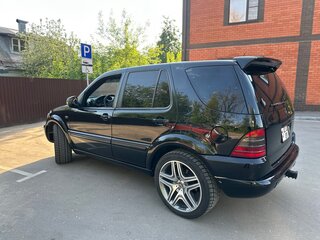 2001 Mercedes-Benz M-Класс 430 I (W163), чёрный, 700000 рублей, вид 4