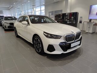 2025 BMW 5 серии Long 530Li xDrive VIII (G60/G61/G68), белый, 8320000 рублей, вид 1